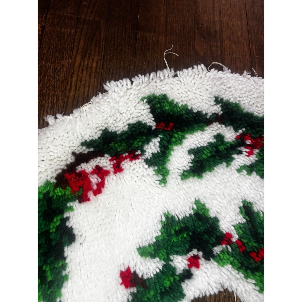 🎄Christmas Tree Skirt Handmade Latch Hook Poinsettias Yarn 32" Round Finished - Picture 4 of 8